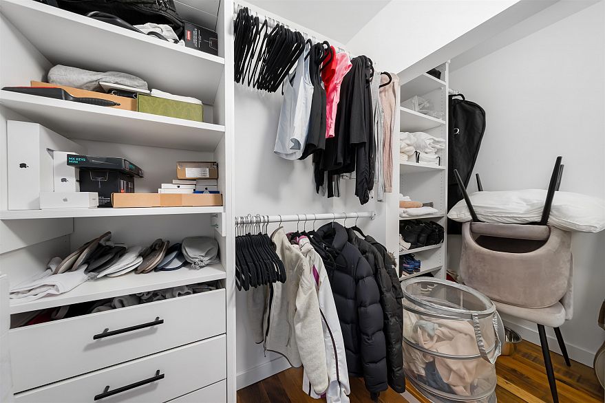 1012 933 Seymour Street