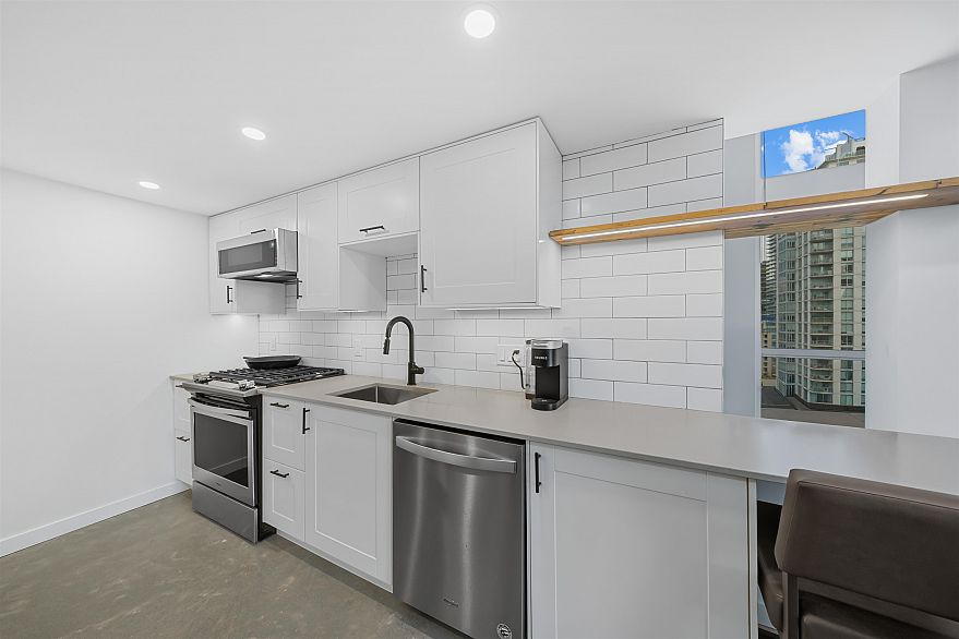 1012 933 Seymour Street