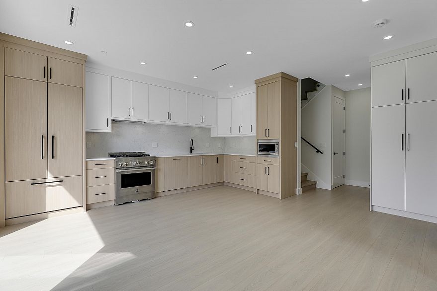 2 3695 E 26th Avenue