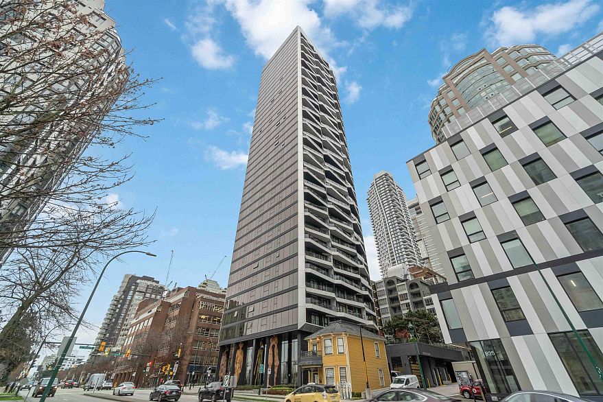 1002 889 Pacific Street