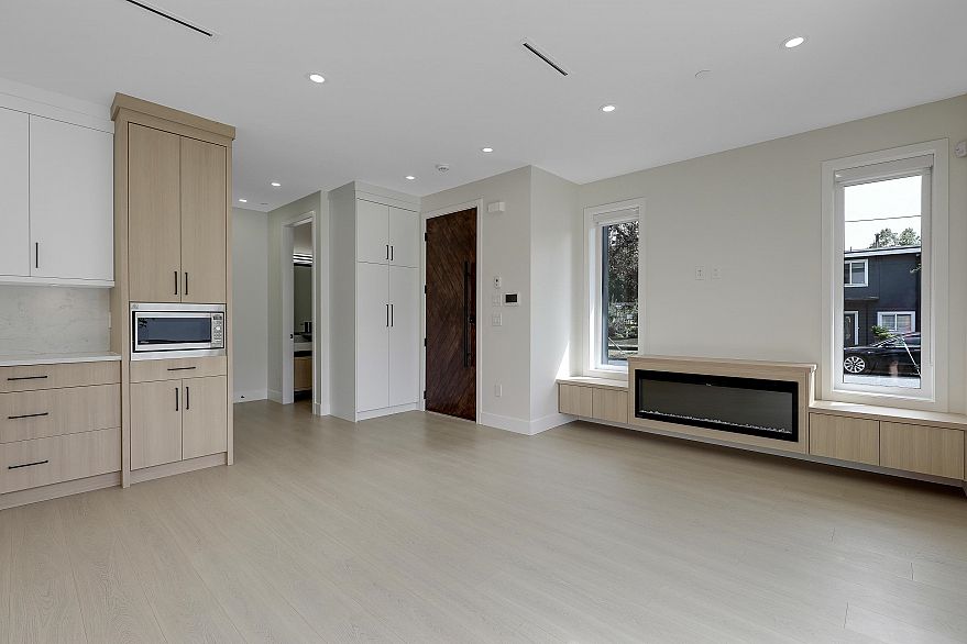 2 3695 E 26th Avenue