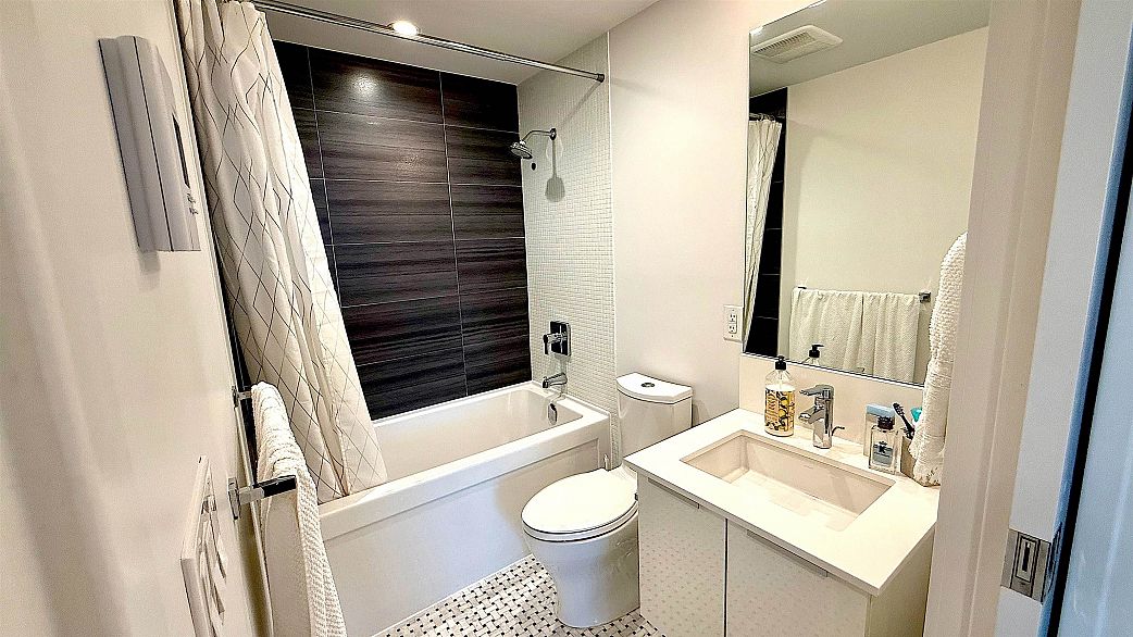 3804 1283 Howe Street