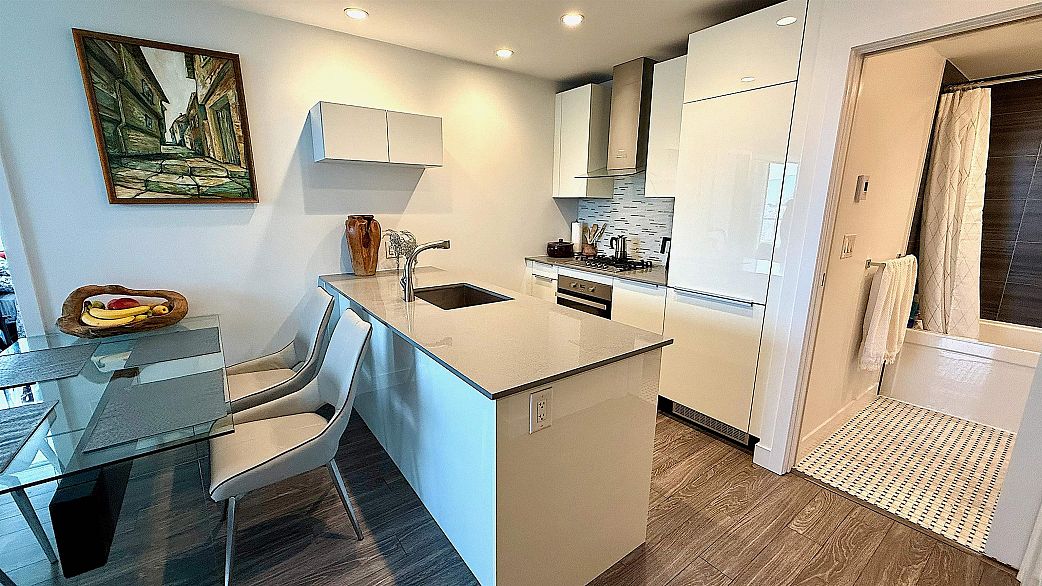 3804 1283 Howe Street