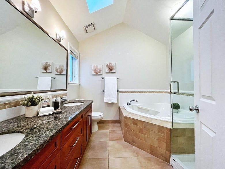 3 1135 Barclay Street