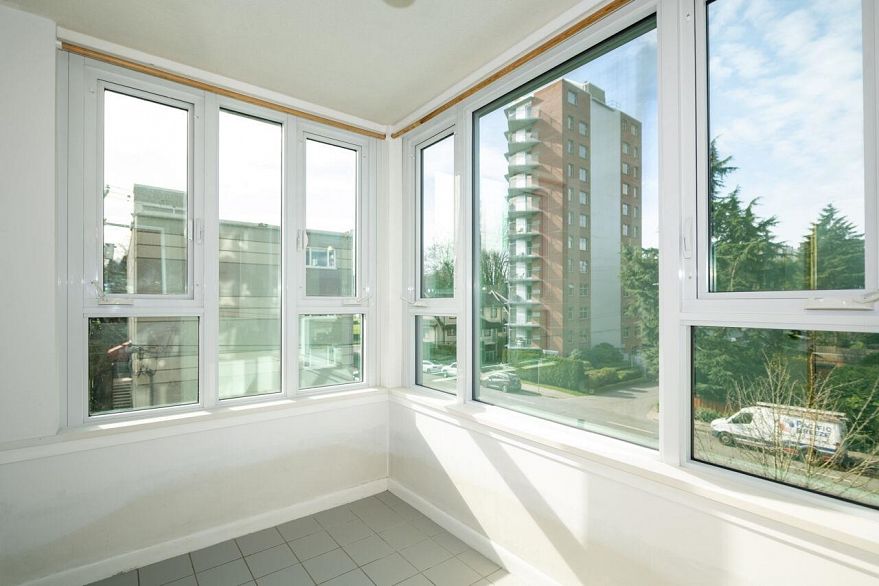 401 1566 W 13 Avenue