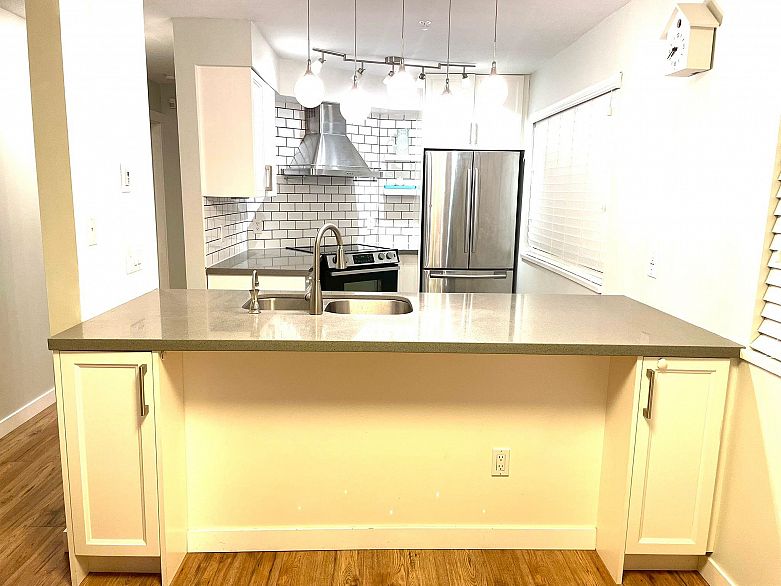 102 3008 Willow Street