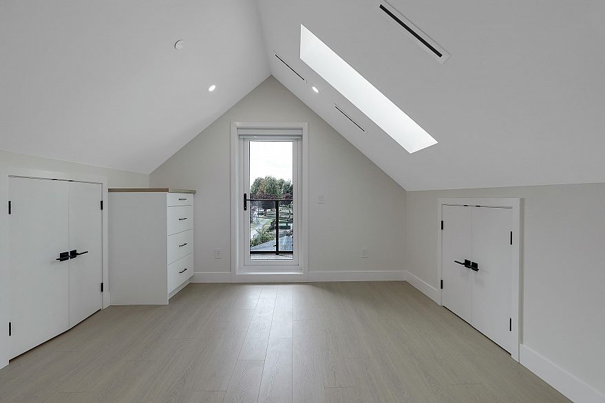 2 3695 E 26th Avenue