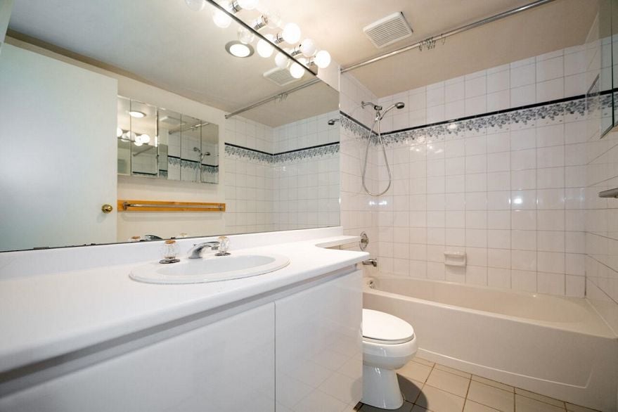 401 1566 W 13 Avenue