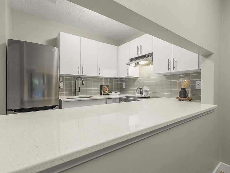 216 1990 W 6th Avenue