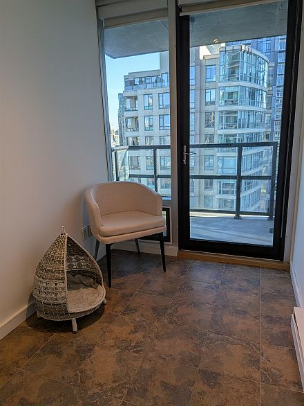 1202 1003 Burnaby Street