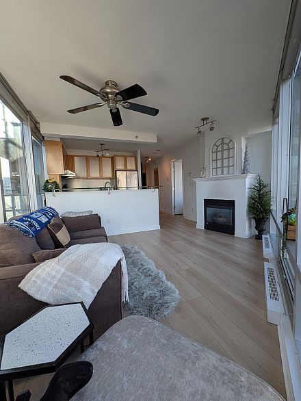 1202 1003 Burnaby Street