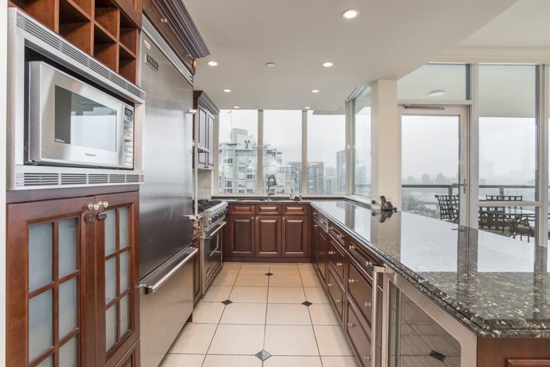 2005 1328 Marinaside Crescent