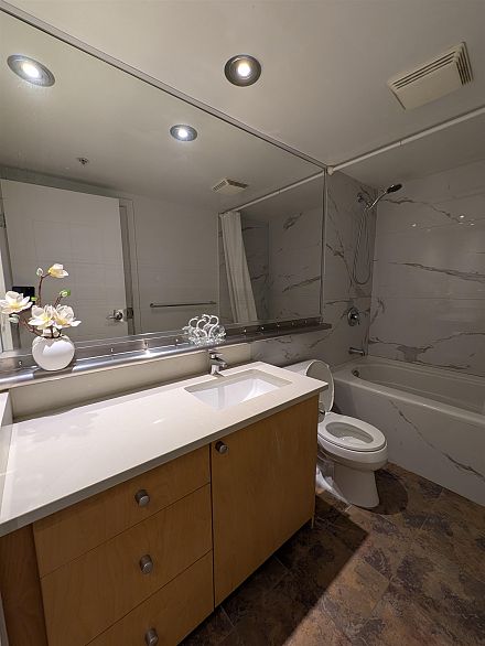 1202 1003 Burnaby Street