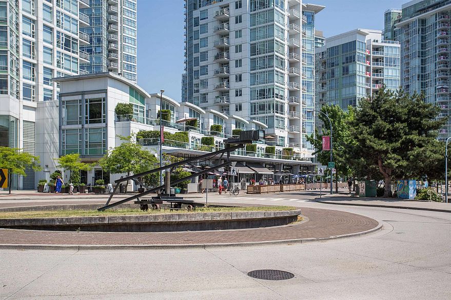 2005 1328 Marinaside Crescent