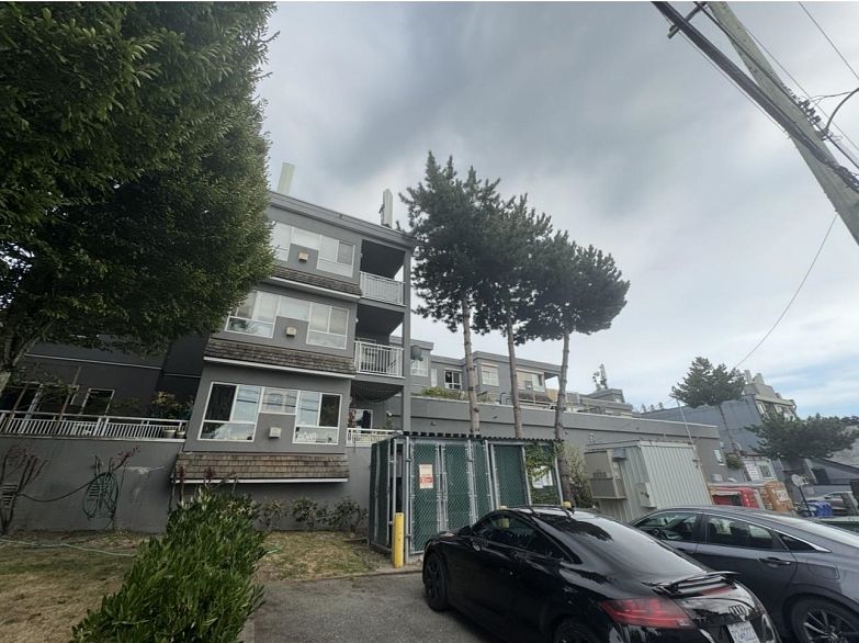 302 688 E 56th Avenue