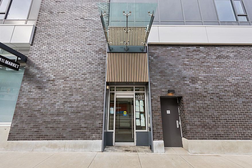 220 1981 Macdonald Street