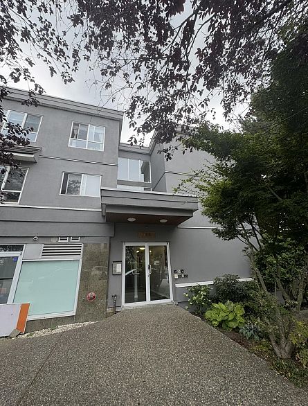 302 688 E 56th Avenue