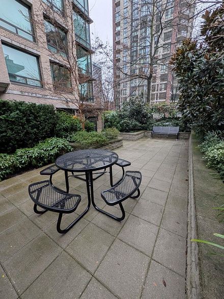 1202 1003 Burnaby Street