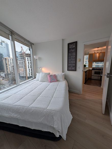 1202 1003 Burnaby Street