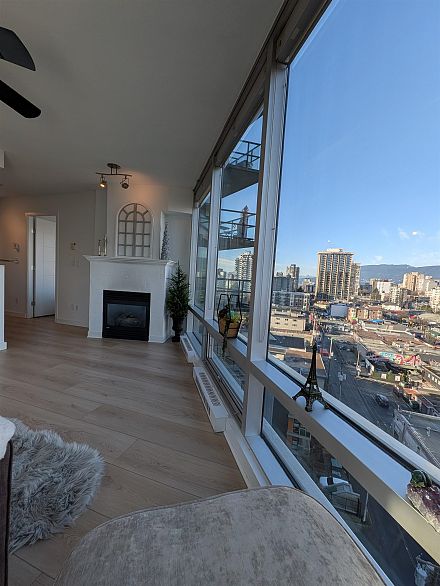 1202 1003 Burnaby Street