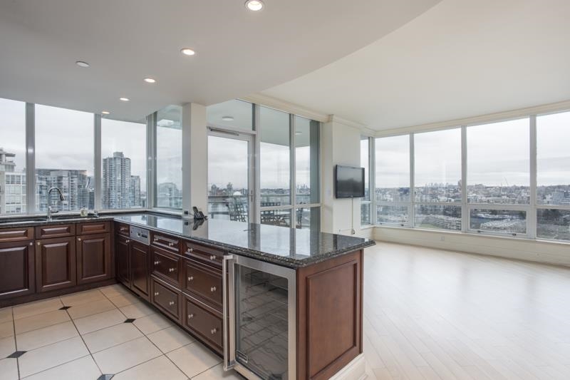 2005 1328 Marinaside Crescent