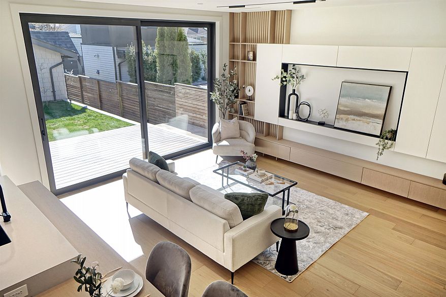 2 4634 W 15th Avenue