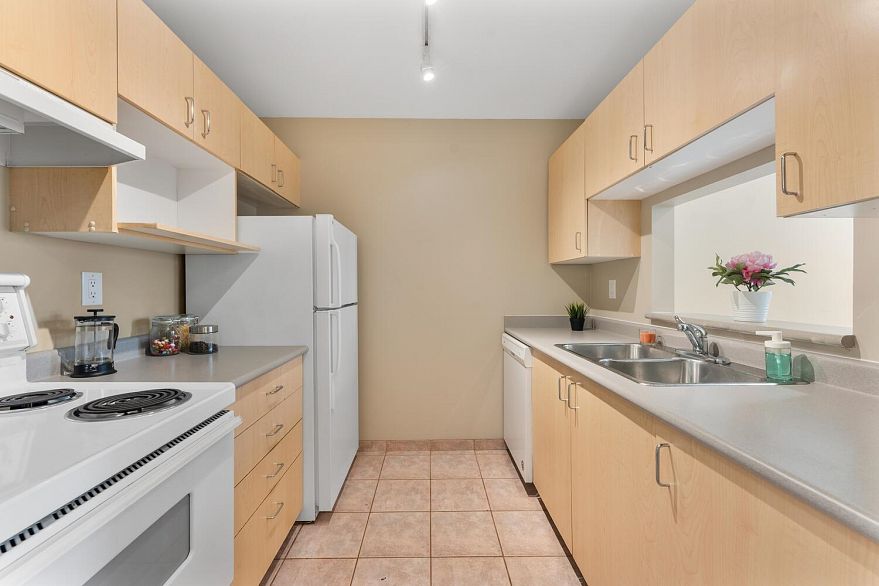 1012 1010 Howe Street