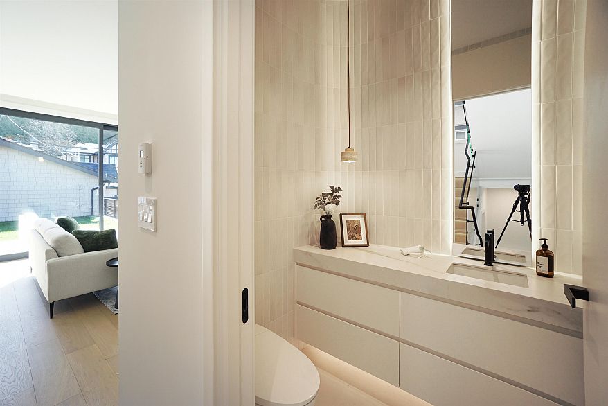 2 4634 W 15th Avenue