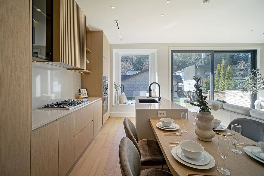 2 4634 W 15th Avenue