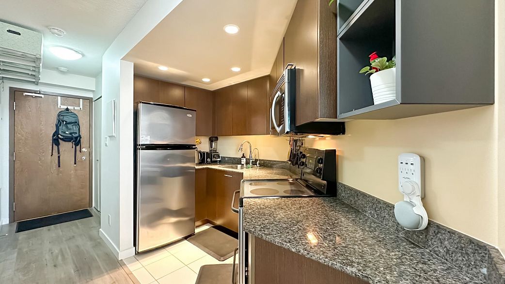 703 1212 Howe Street