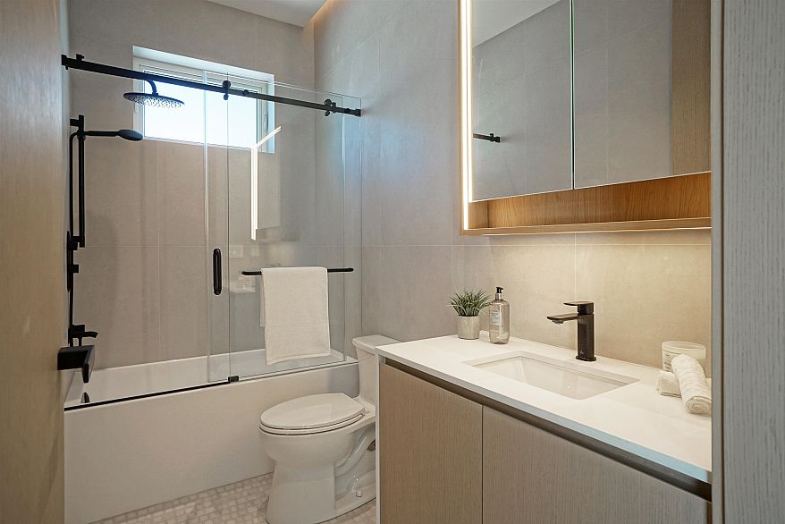 2 4634 W 15th Avenue