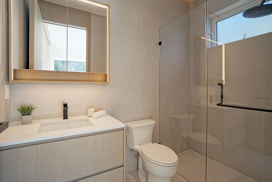 2 4634 W 15th Avenue