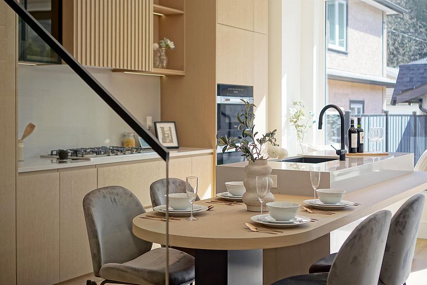 2 4634 W 15th Avenue