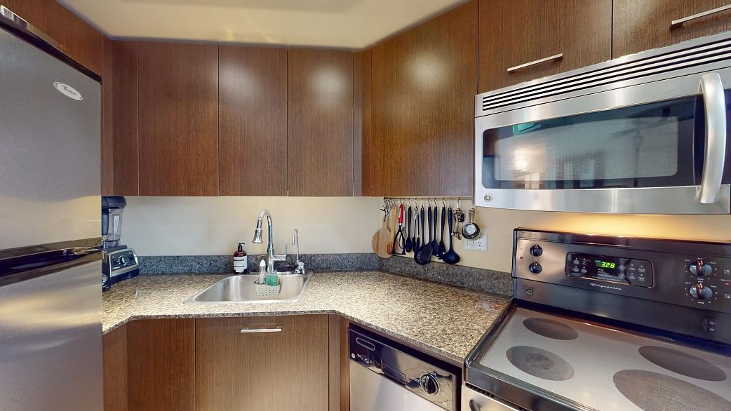 703 1212 Howe Street