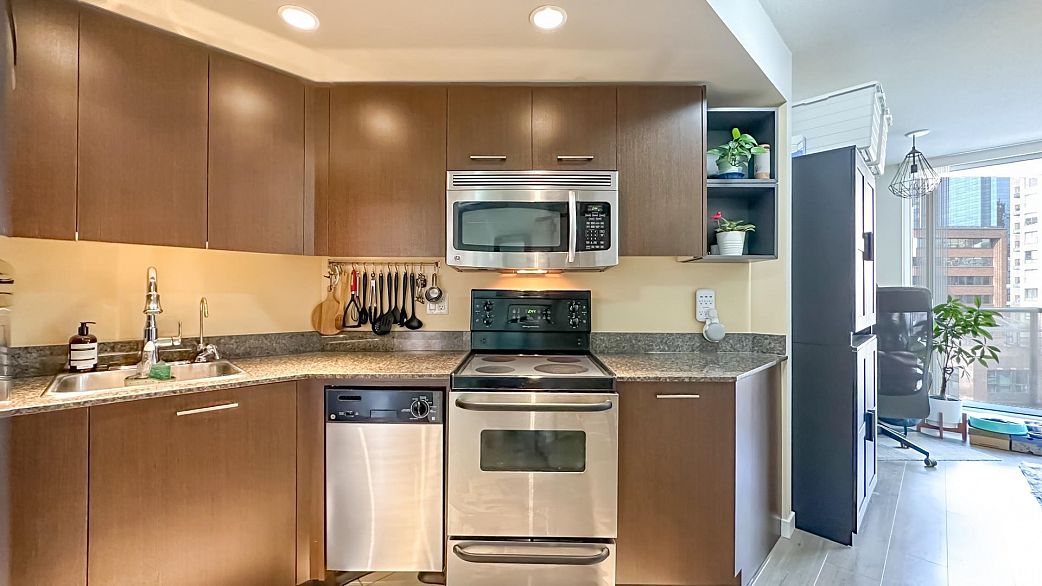 703 1212 Howe Street