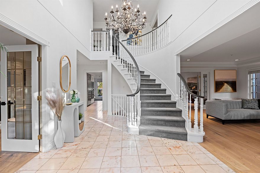 2318 Oliver Crescent