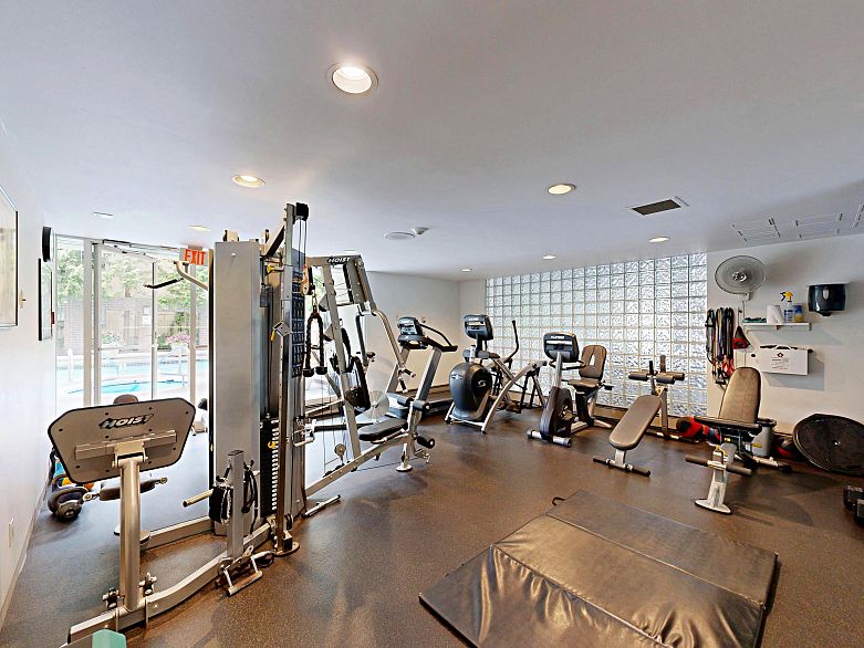 2004 1020 Harwood Street