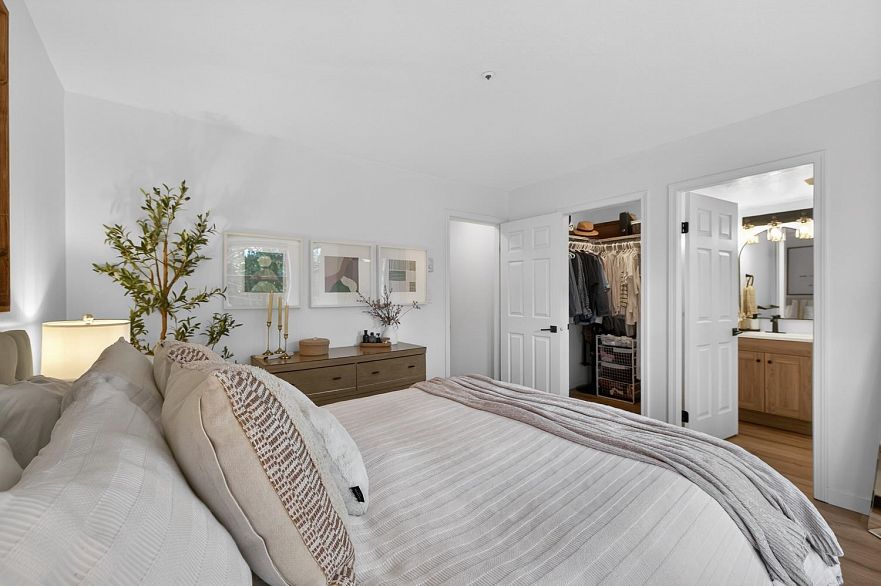 101 1689 E 4th Avenue