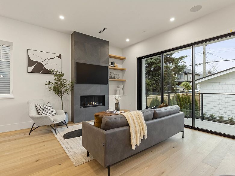 2 3919 W 18th Avenue