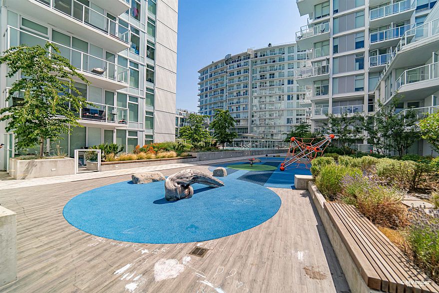 1707 4638 Gladstone Street