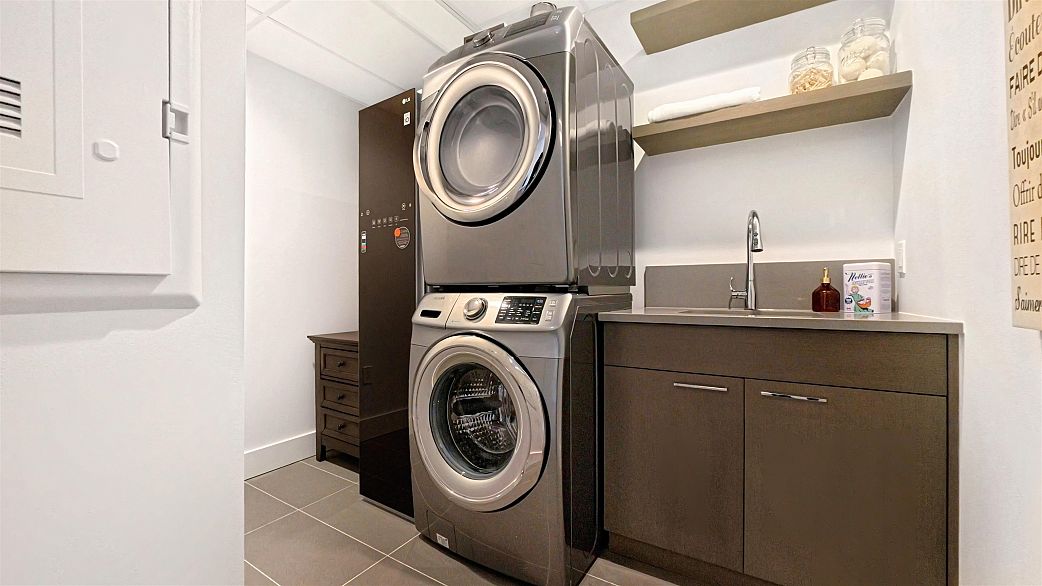 204 1009 Laurier Avenue