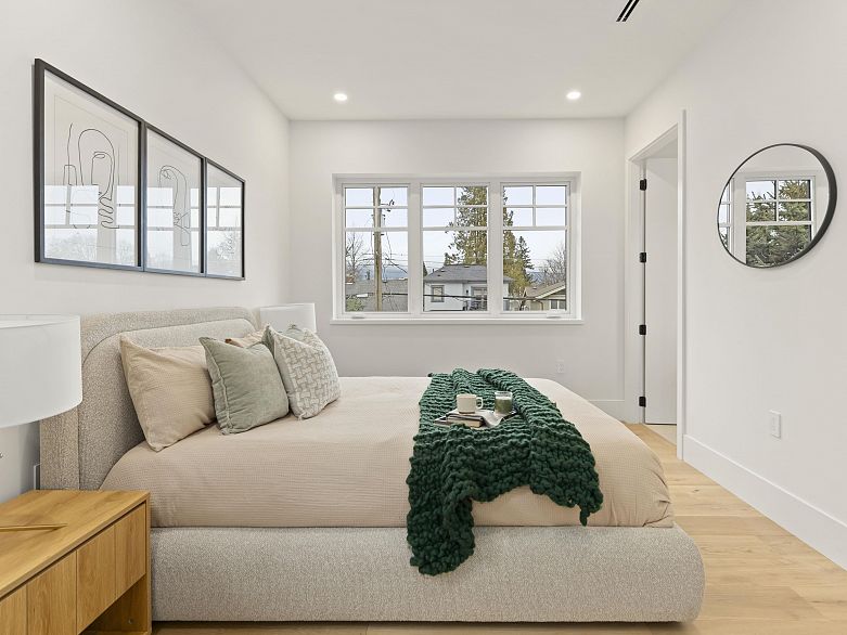 2 3919 W 18th Avenue