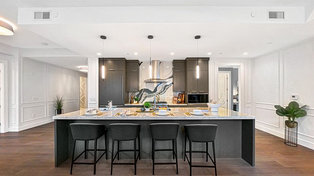 204 1009 Laurier Avenue