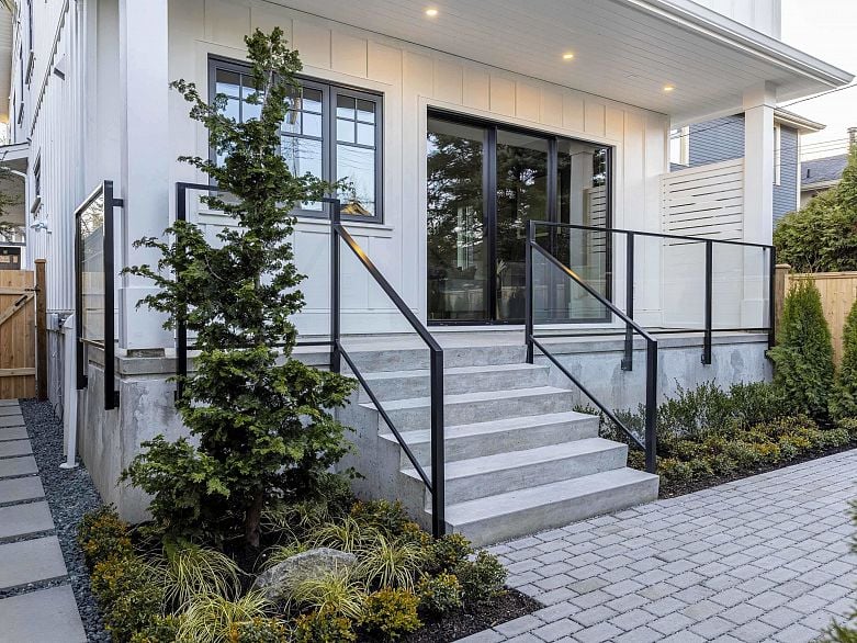 2 3919 W 18th Avenue