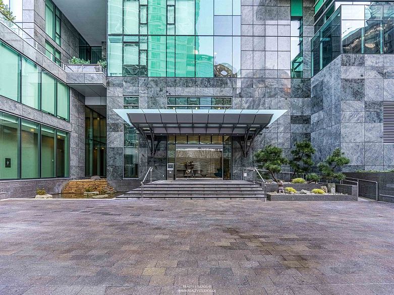 1301 277 Thurlow Street