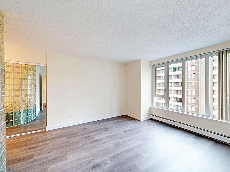 2004 1020 Harwood Street