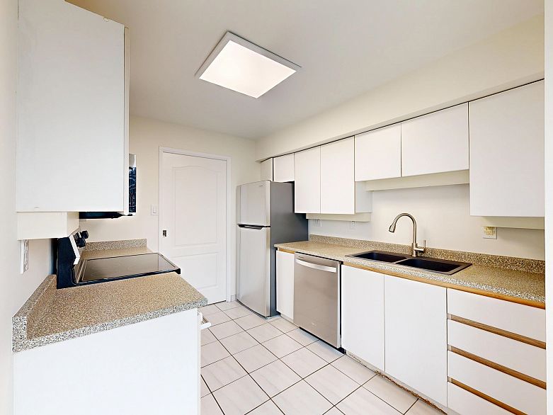 2004 1020 Harwood Street