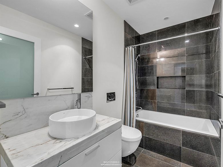 1301 277 Thurlow Street