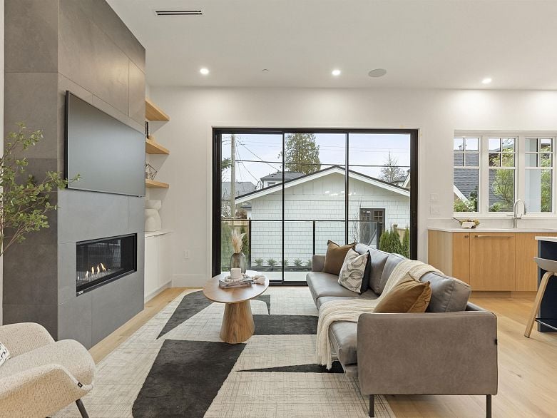 2 3919 W 18th Avenue