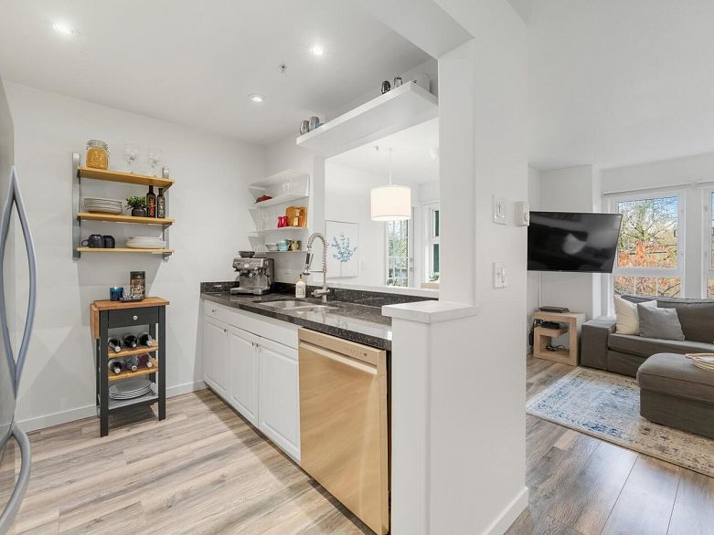 305 1915 E Georgia Street